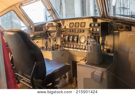 Vintage Locomotive - Controling An Old Train