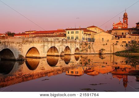 Tiberia most při západu slunce. Rimini, Itálie