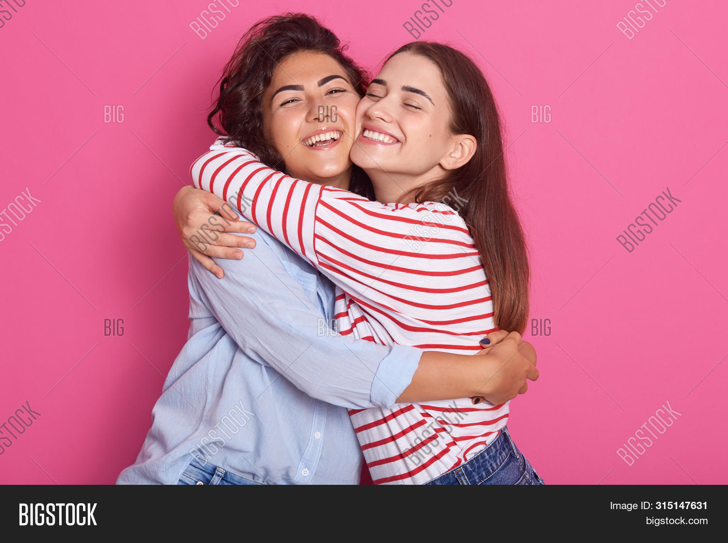 Обнимашки друзей картинки. Он девчонка с другими. Мужчина изменяет. Он девчонка с другими. Мужчина изменяет.