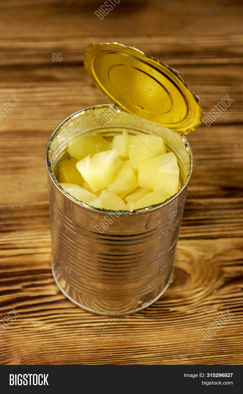 ананасы в банке на столе. как открыть банку с ананасами. как открыть банку без консервного ножа. лайфхак как открыть банку. как открыть банку с ананасами.