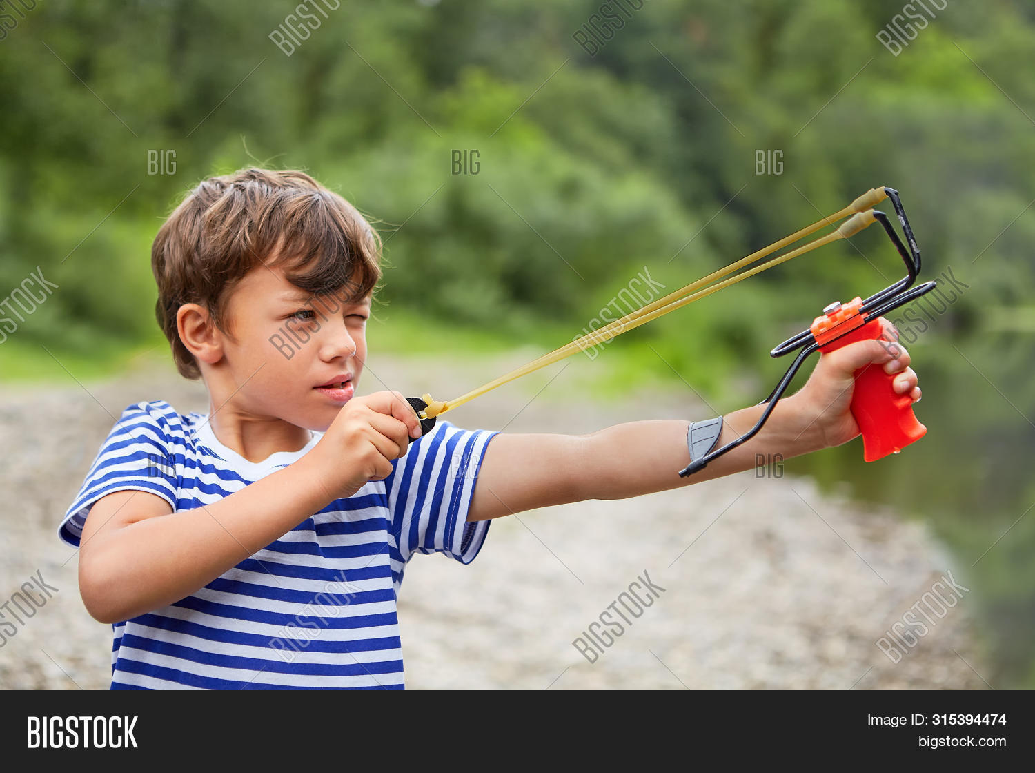 стрельба из рогатки. мальчик стреляет из рогатки. какой персонаж стрелял из рогатки. парень стреляет из рогатки. мальчик с рогаткой.