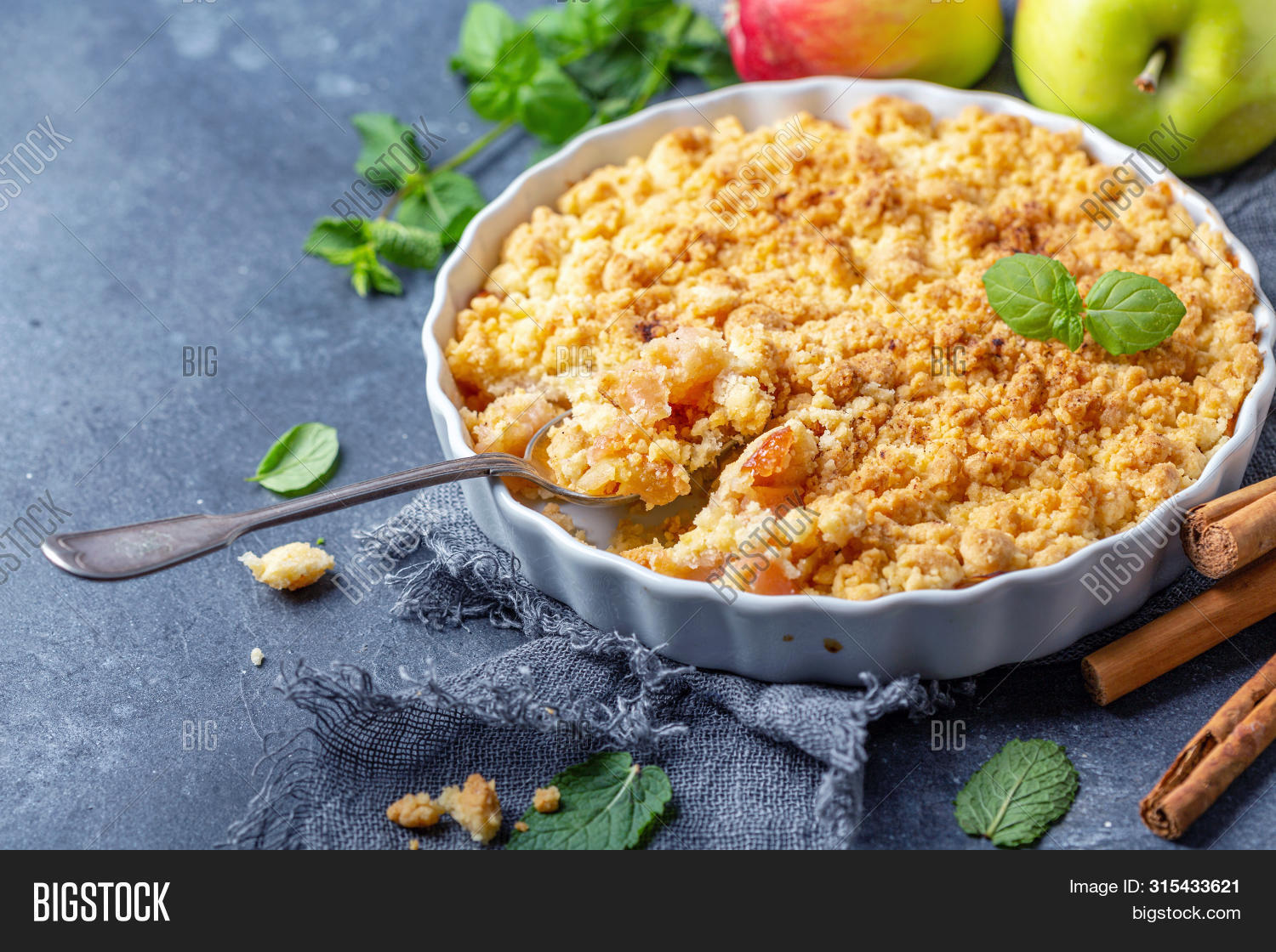 крамбл. пирог apple crumble. яблочно сливовый скрамбл. крамбл классический. яблочный пирог крамбл.