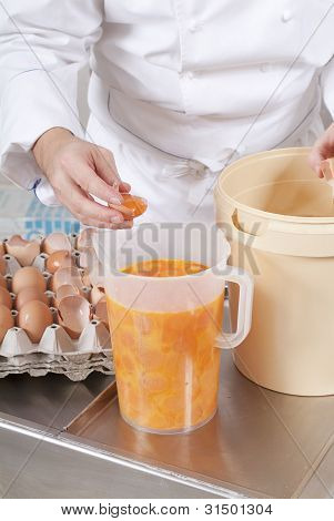 Konditor forbereder ingredienser