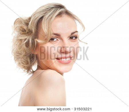 Portrét mladé krásné blonďaté ženy