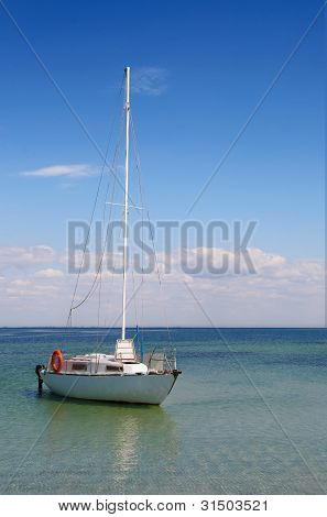 yksinäinen vene sea pilviä taustalla