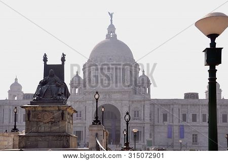 The Elegance Of The Victoria Memorial Is A Treat To The Eyes For Arcitecture Lovers. The Tourist Spo