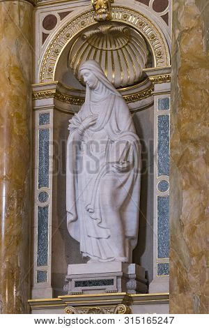 Budapest, Hungary - August 20, 2017: Elements Of Architecture And Interior In The Basilica Of St. St