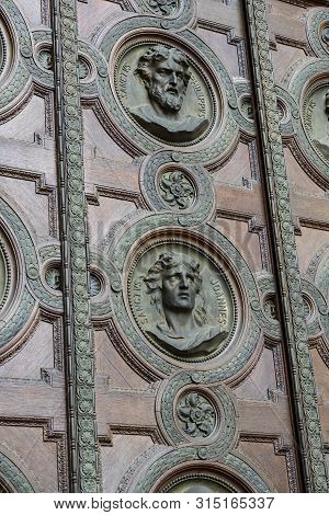 Budapest, Hungary - August 20, 2017: Elements Of Architecture And Interior In The Basilica Of St. St