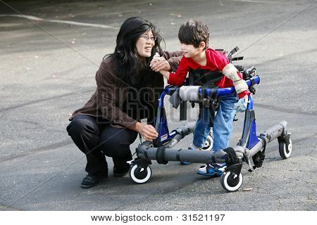 Mère avec fils handicapé marche en plein air avec walker