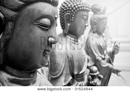 Sochy antických bohů Buddha a Avalokitasvara