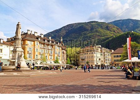 Verona, Italy: April 11, 2019: Students In Queue For Verona Areana, A Roman Amphitheatre In Piazza B