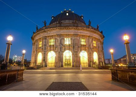 Bodemuseum po západu slunce