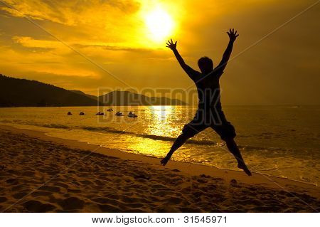 Mand hoppe på Beach Sunset