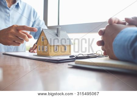 Business Insurance Authorities Showing An Insurance Policy And Dealing The Policyholder Must To Sign