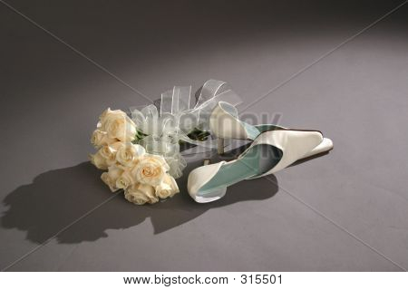 白い花の花束と女性の靴