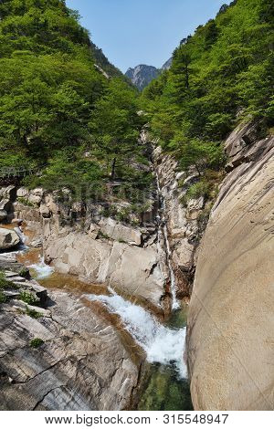 Diamond Mountains. Dprk. Mt.kumgang Trekking Route. Singye Stream Between Rocks