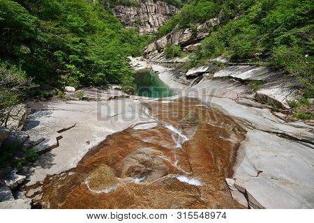 Diamond Mountains. Dprk. Mt.kumgang Trekking Route. Singye Stream Between Rocks
