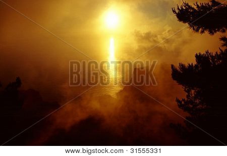 漂ってくる霧が太陽の周りの