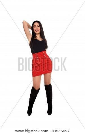 Ragazza giovane e bella con gonna rossa