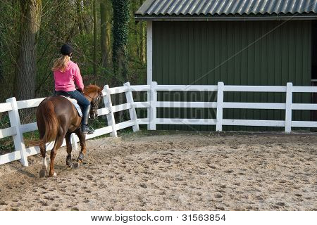 Dziewczyna jeździec konia w Manege