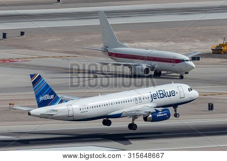Las Vegas, Nevada, Usa - May 6, 2013: Jetblue Airways Airbus A320 Airliner About To Touch Down On Th