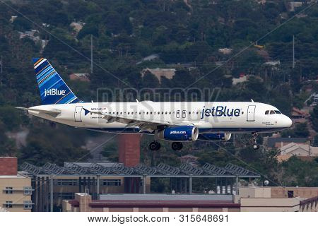 Las Vegas, Nevada, Usa - May 6, 2013: Jetblue Airways Airbus A320 Airliner On Approach To Land At Mc