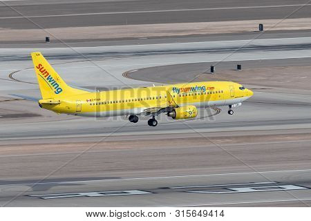 Las Vegas, Nevada, Usa - May 5, 2013: Sunwing Airlines Boeing 737 Airliner On Approach To Land At Mc
