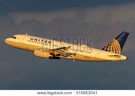 Las Vegas, Nevada, Usa - May 9, 2013: United Airlines Airbus A319 Airplane Departing From Mccarran I