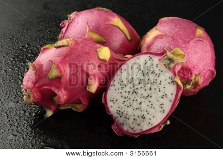 Dragonfruits na černém pozadí