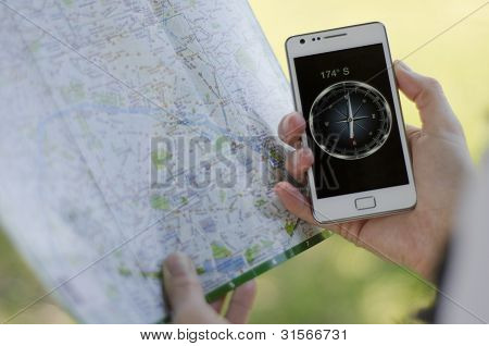 Ręce kobiety z mapą i kompasem