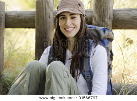 Joven, tomando un descanso en un viaje de senderismo