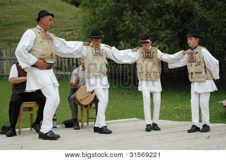 Danseurs en vêtements traditionnels