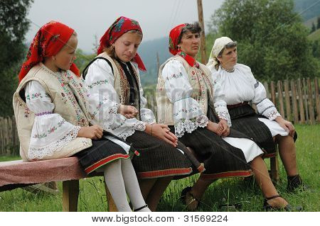Danseurs en vêtements traditionnels