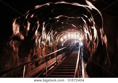 นักท่องเที่ยวเยี่ยมชม Turda เกลือเหมือง