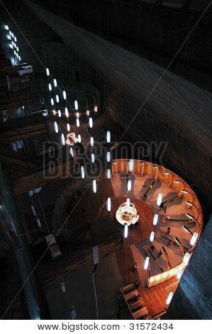 นักท่องเที่ยวเยี่ยมชม Turda เกลือเหมือง