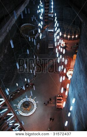 นักท่องเที่ยวเยี่ยมชม Turda เกลือเหมือง