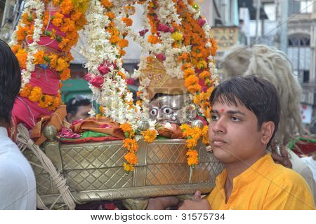 Svatý ctitel nesoucí Lord Shiva Hatkeshwar do města