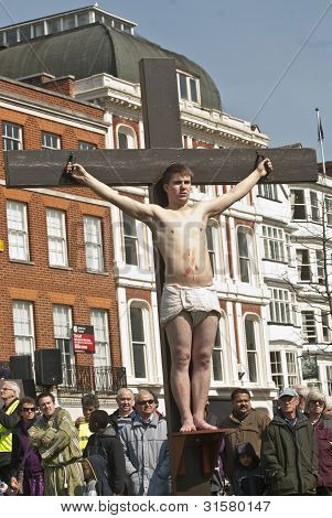 Skuespilleren, der spiller Dismas er crucif Exeter Cathedral grøn hvor Passion Jesus Kristi Crucif