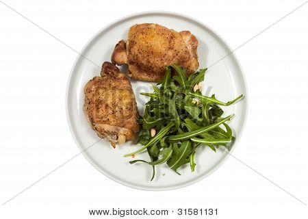 Gegrilltes Hähnchen mit Rucola auf einem Teller