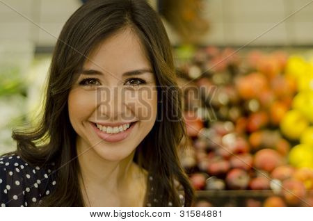 Linda joven en el supermercado