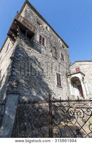 To Prato Barbieri, Piacenza, Emilia-romagna, Italy: Old Country House Near Bettola