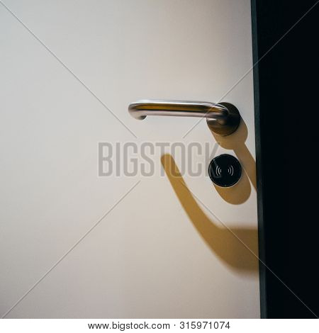 Metallic Door Handle With Wireless Rfid Key Opeper In Modern Hotel Office Room - Security And Protec
