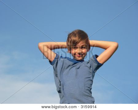 Jonge jongen blauwe hemelachtergrond