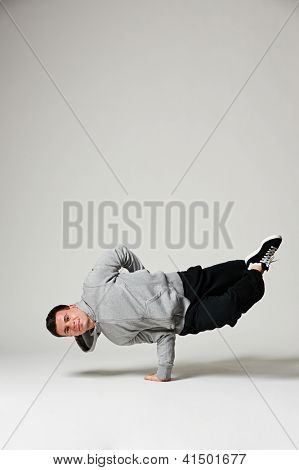 Cool b-junge stehend auf der einen Seite. Studioaufnahme auf grauem Hintergrund