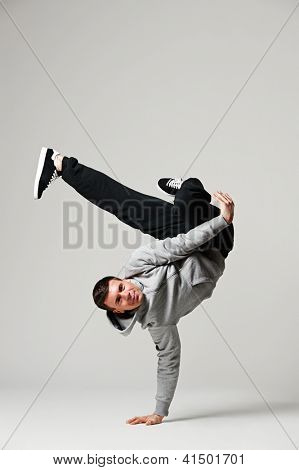 Cool b-Boy im stehen fixieren. Studioaufnahme auf grauem Hintergrund