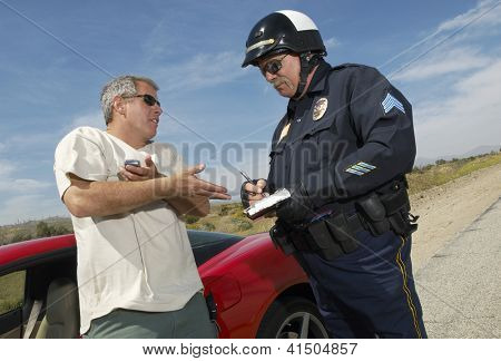 Homem tendo a discussão com a policial de carro