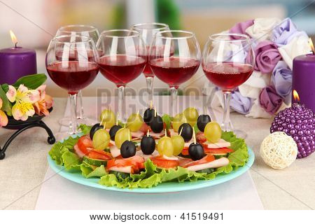 Canapés e vinhos no restaurante