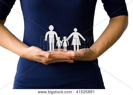 Manos sosteniendo una familia de la cadena de papel