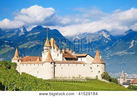 Slavný zámek Chateau hnízdo v kantonu Vaud, Švýcarsko