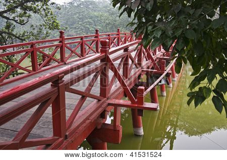 Den berømte røde bro i Hanoi på Hoan Kiem-søen. Vietnam.